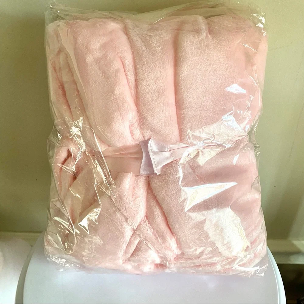 Simplicity Soft Pink ultra soft 40” X 60” throw blanket with monogram T NWOT